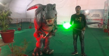 Dinosaur enthralling people with its voice and moves in Bhojpal fair