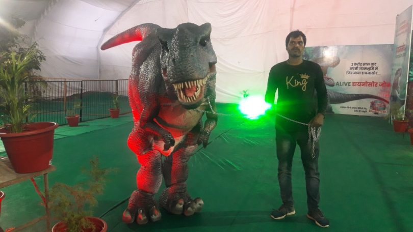 Dinosaur enthralling people with its voice and moves in Bhojpal fair