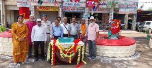 Neem tree's 29th birthday celebrated by cutting cake in the capital Bhopali