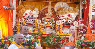 Devotees danced in Hare Krishna's kirtan, people welcomed by showering flowers