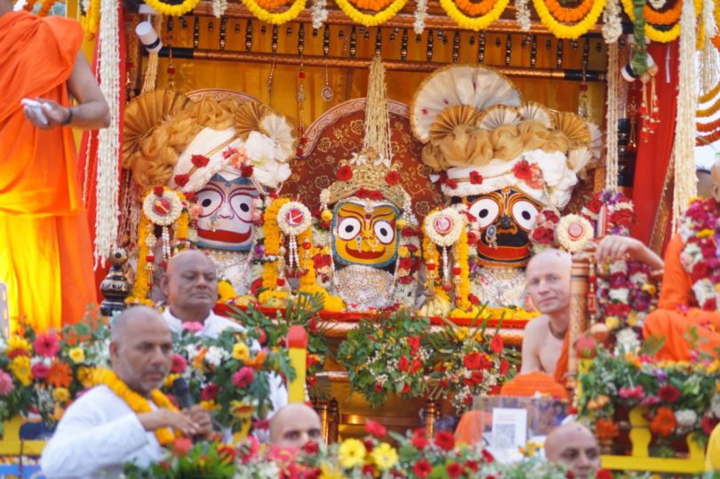 Devotees danced in Hare Krishna's kirtan, people welcomed by showering flowers