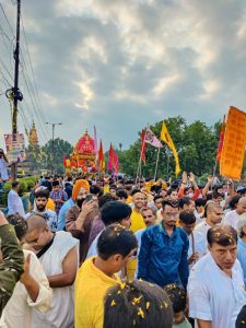 Devotees danced in Hare Krishna's kirtan, people welcomed by showering flowers