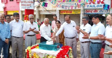 Neem tree's 29th birthday celebrated by cutting cake in the capital Bhopali