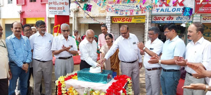 Neem tree's 29th birthday celebrated by cutting cake in the capital Bhopali