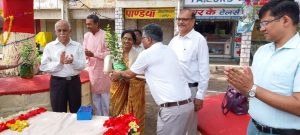 Neem tree's 29th birthday celebrated by cutting cake in the capital Bhopali