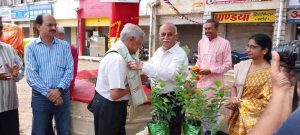 Neem tree's 29th birthday celebrated by cutting cake in the capital Bhopali